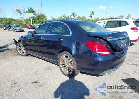 2015 Mercedes-Benz C 300 4Matic z USA, uszkodzony, nr VIN 55SWF4KB1FU058951